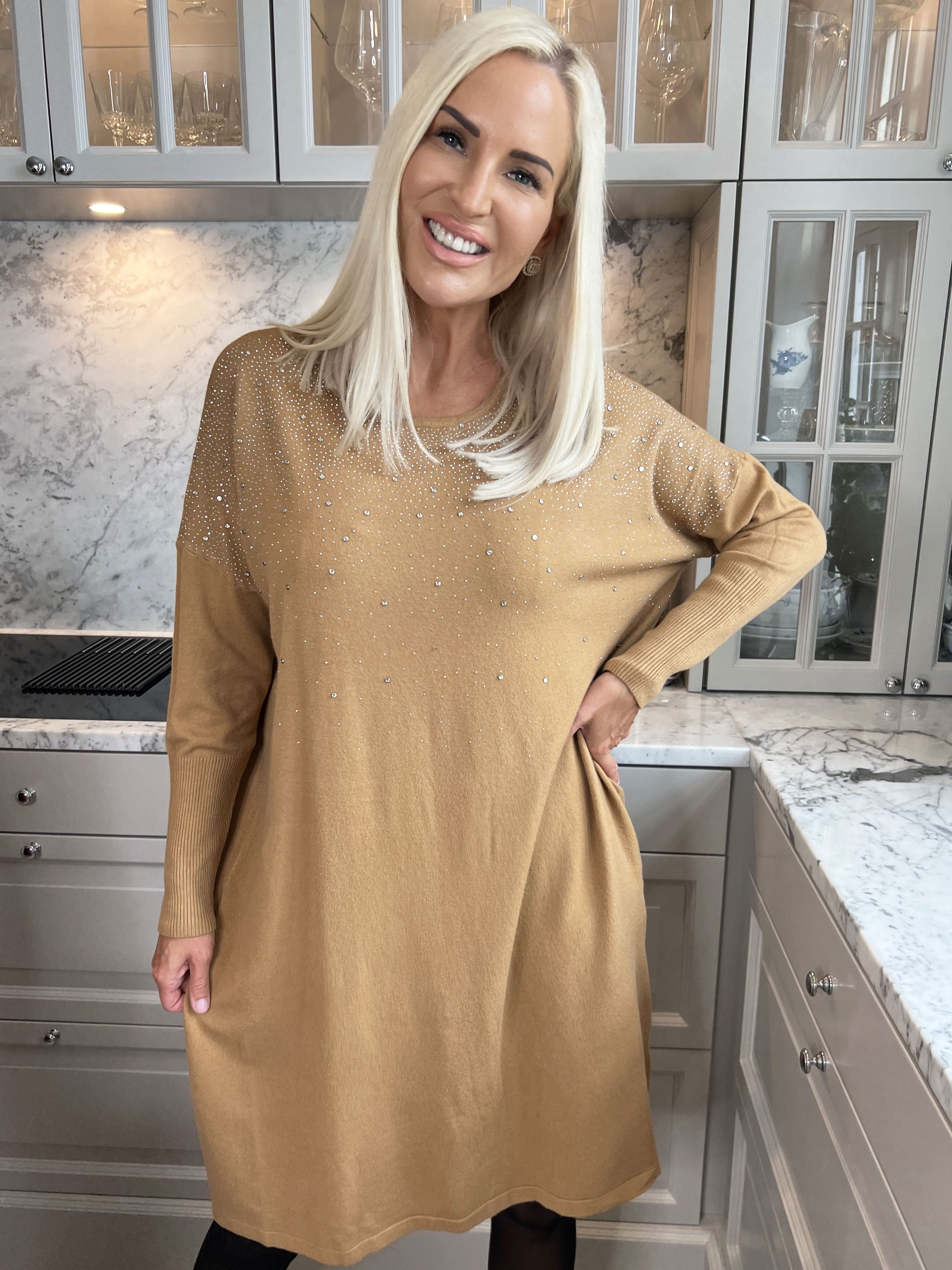 Yasha - Blød strikkjole i strækbart stof pyntet med similisten